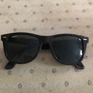 Authentic Ray-Ban wayfarer tortoiseshell with case